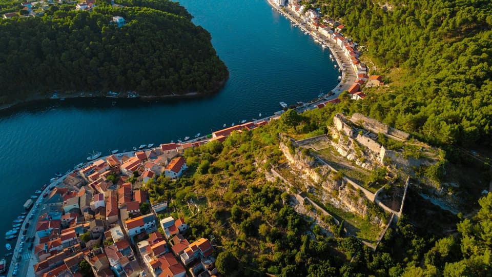 Novigrad s lukom iz zraka